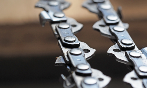 A close up of a chainsaw blade