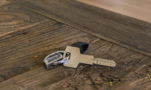 A close up of a pair of keys